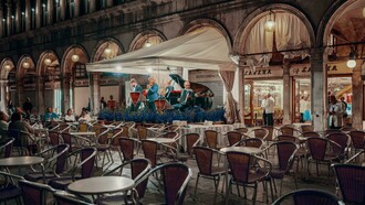 Restaurante pronto para mais clientes. Muita gente tem usado o Chat GPT para criar roteiros de viagem, mas no meu caso a tecnologia fundamental foi o simples Google Maps. Uma das formas que usei o app foi salvando no mapa os endereços dos restaurantes e cafés que fiquei com vontade de conhecer, fiz isso enquanto assistia os vídeos. Buscava no app o nome do local e logo aparece a opção salvar. É possível criar categorias diferentes e também compartilhar os seus locais salvos com outra pessoa. É legal também salvar ali o local onde você irá se hospedar, dessa forma consegue visualizar claramente se estará longe ou próximo aos locais que deseja visitar