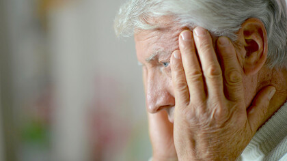 Homem idoso com doença de Alzheimer