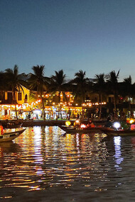 Escena del festival de linternas en el Río Thu Bồn, Hoi An, Quảng Nam, Vietnam