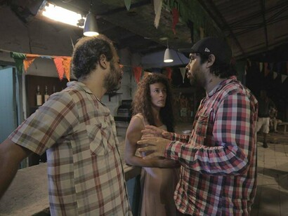 Carlos Lechuga spricht mit Lola Amores (Santa) und Eduardo Martínez (Andrés)