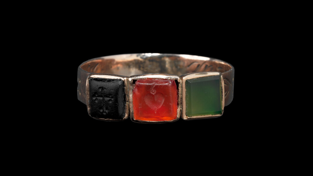 Bague. Or rouge, pierres colorées
En 1820, Johann Wolfgang Goethe a offert cette bague à Wilhelmine Herzlieb, une jeune fille de 18 ans dont il était tombé amoureux. Hélas sans succès, car sa bien-aimée a fini par épouser un autre homme. Dépôt de la Fondation Alice et Louis Koch

Copyright: Musée national suisse