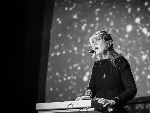 The Space Lady, tocando