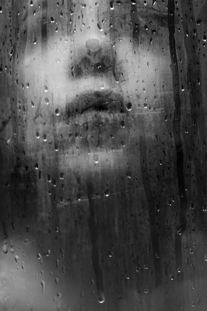 Os personagens procuram rumo e criam mitologias pessoais. Esse comportamento se repete em discussões públicas, narrativas de superação, grupos de mensagens, gurus improvisados, discursos de prosperidade relâmpago. Tudo forma um mosaico emocional que se aproxima da vilela húngara