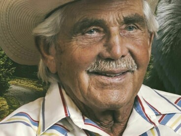 Robert Gimlin con el molde de una huella de pie grande obtenida en Bluff Creek, California, en 1967. Al fondo, imagen de un supuesto Piegrande