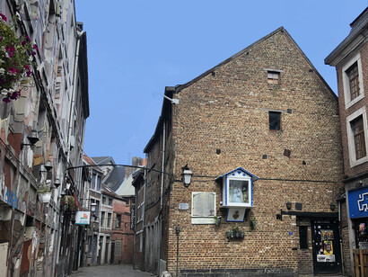 Barrio de Outremeuse, isla fluvial rodeada por los brazos del Mosa, a dos pasos del centro de Lieja, Bélgica