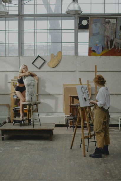 Artista pinta modelo em estúdio