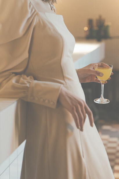 Donna con bicchiere in mano. «Posso offrire da bere a una divinità dell’Olimpo?»