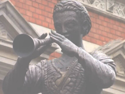 La statua del “pifferaio magico” ad Hameln, in Germania, particolare