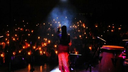 Mingas, autora de “Nzumba”, “A lirandzu”, “Elisa Gomara Saia”, “Mamana” (música em pauta neste ensaio), entre outras faixas musicais é considerada a Diva da Marrabenta, não só pela angelical voz com que poetisa o modus vivendi de Moçambique, mas, também, pela qualidade da sua caneta, de tal forma que quem a escuta se vê como que diante de um espelho. Assim, no presente ensaio, dedicar-nos-emos, após um ping-pong tremendo para a escolha da faixa musical, à análise de “Mamana”, um título que, essencialmente, representa uma jovem mulher que se dirige à mãe, reivindicando a hipoteca do seu amor (ou relacionamento?) e se vê impedida de seguir os caminhos do seu coração