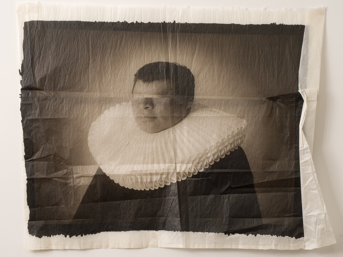 Luis González Palma. Guardaespaldas. Serie Tu mirada me distorsiona sin saberlo. 2009. Cortesía del artista