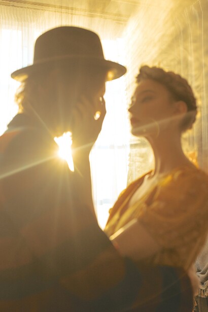 Foto de close-up de um casal abraçando-se