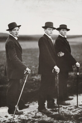 Jungbauern, aus dem Projekt Menschen des 20. Jahrhunderts, August Sander (1876-1964)1914 Deutschland Silbergelatine 24,6 x 16,6 cm