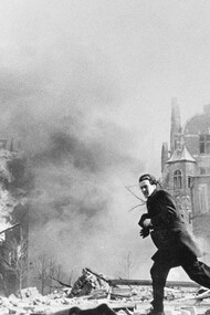 Le XXe siècle fut marqué par les guerres mondiales, les idéologies de masse et la recomposition des équilibres internationaux