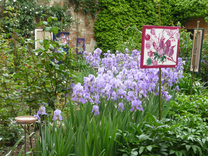 Giardino Palazzo Scroffa con quadri di Ludovica Scroffa. Foto di Simonetta Sandri