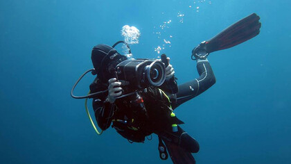 Leo Aymará grabando imágenes bajo el mar