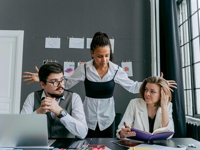 Woman mediates between two disagreeing parties
