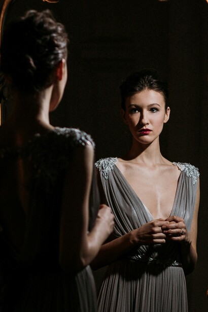 L'ideologia della bellezza crea corpi che raccontano storie di conformismo, dove le persone spesso sacrificano il loro benessere fisico e mentale per aderire a modelli imposti dalla cultura dominante
