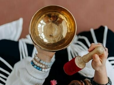 A polularização do Sagrado Feminino na última década possui implicações profundas na comunicação social, nas relações de poder e na construção de identidades. O resgate desse campo simbólico não é mera nostalgia ou retorno a uma suposta “idade de ouro” matriarcal, mas um processo dialético que enfrenta o presente, desafiando paradigmas hegemônicos


