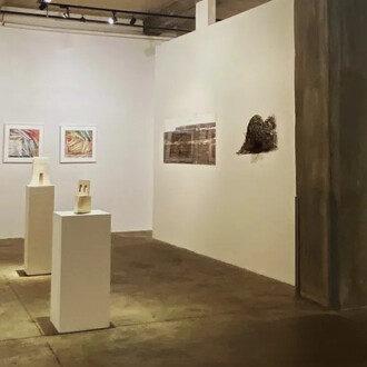 Various artists, Radiant rays and shifting sands, exhibition view. Courtesy of Skoto Gallery