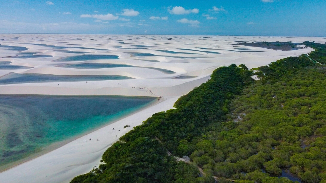 Patrimônio Natural da Humanidade, o Parque Nacional dos Lençóis Maranhenses impressiona com dunas brancas e lagoas azuladas em meio ao Maranhão. Com circuitos variados e paisagens deslumbrantes, o destino encanta visitantes pela vasta natureza e tranquilidade dos vilarejos locais