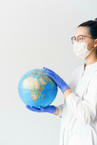 Médica con un globo terráqueo. Con el calentamiento global, las dinámicas de las enfermedades infecciosas se ven profundamente afectadas