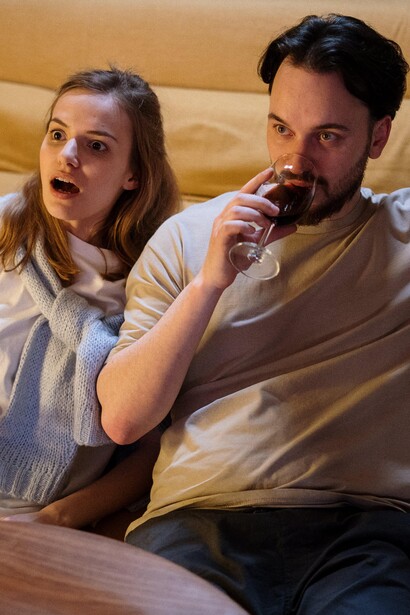 Casal assiste a filme com direito a várias reações engraçadas