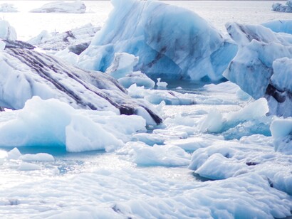 "Arktikos. La scacchiera di ghiaccio" affronta il tema del riscaldamento globale, presentando scenari di fantascienza che però potrebbero riflettere la realtà futura, come lo scioglimento del "pack artico" e l'apertura delle rotte di navigazione nel Mar Glaciale Artico

 