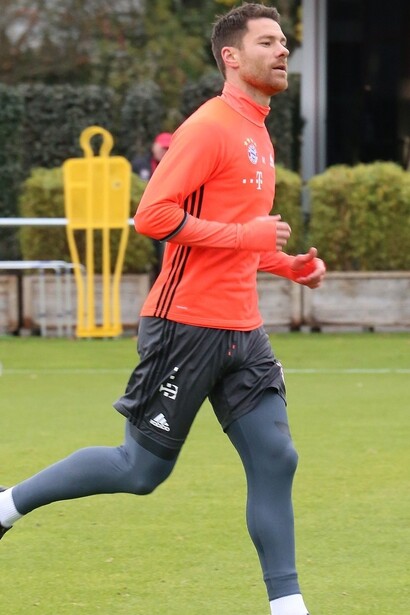 Con la nazionale spagnola, Alonso ha vinto due Europei (2008 e 2012) e una Coppa del Mondo (2010), contribuendo alla formazione di una delle squadre più dominanti della storia del calcio