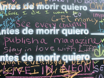 Instalação de parede "Before I Die" de Candy Chang em Washington, Estados Unidos. A proposta da artista nos leva a uma reflexão inevitável: o que aconteceria se tivéssemos um espaço seguro para confessar nossos segredos mais profundos? Afinal, tem quem não considere se abrir mesmo para um terapeuta como citado no início