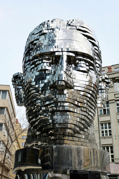 Viele Fans scheinen sich von Kafka mehr und besser verstanden zu fühlen als von ihrem eigenen Umfeld und auch Berichte von Pilgerreisen zu seiner Grabstätte sind keine Seltenheit. Bild: Bild: Franz Kafkas kinetische Skulptur in Prag, Tschechien