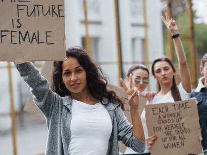 Un punto en donde se muestra la mayor convergencia en la Gen Z es cuando afirman que existe tensión entre hombres y mujeres en la sociedad actual, la cual se grafica en el 59% de las respuestas que apuntan a esta dirección en esta generación. El futuro es mujer. Cada vez que una mujer defiende sus derechos, defiende los de todas las mujeres