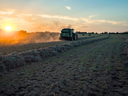 À l’aube, un agriculteur traverse ses terres tandis que le débat autour de l’accord UE-Mercosur ravive les inquiétudes du monde agricole européen
