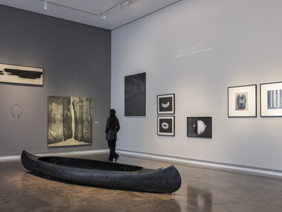 Varios artistas, Habitar las sombras, vista de exhibición. Cortesía de IVAM