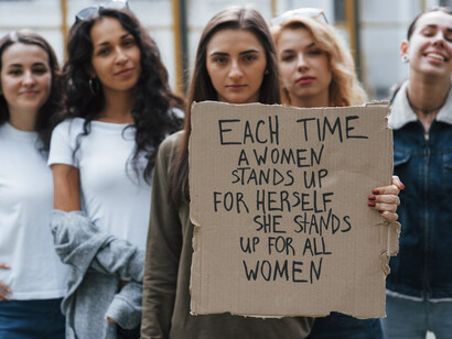 “Me defino como feminista”: el 53% de las mujeres Gen Z lo reconocen, realidad que cae a medida que se avanza en el rango etario, con un 48% de las Millennials, 37% de la Gen X y 39% de las Baby Boomers. Cada vez que una mujer defiende sus derechos, defiende los de todas las mujeres