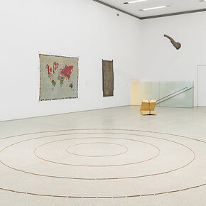 Verschiedene künstler, Mapping the '60s. Kunst-geschichten aus den sammlungen des Mumok, ausstellungsansicht. Mit freundlicher genehmigung des Mumok