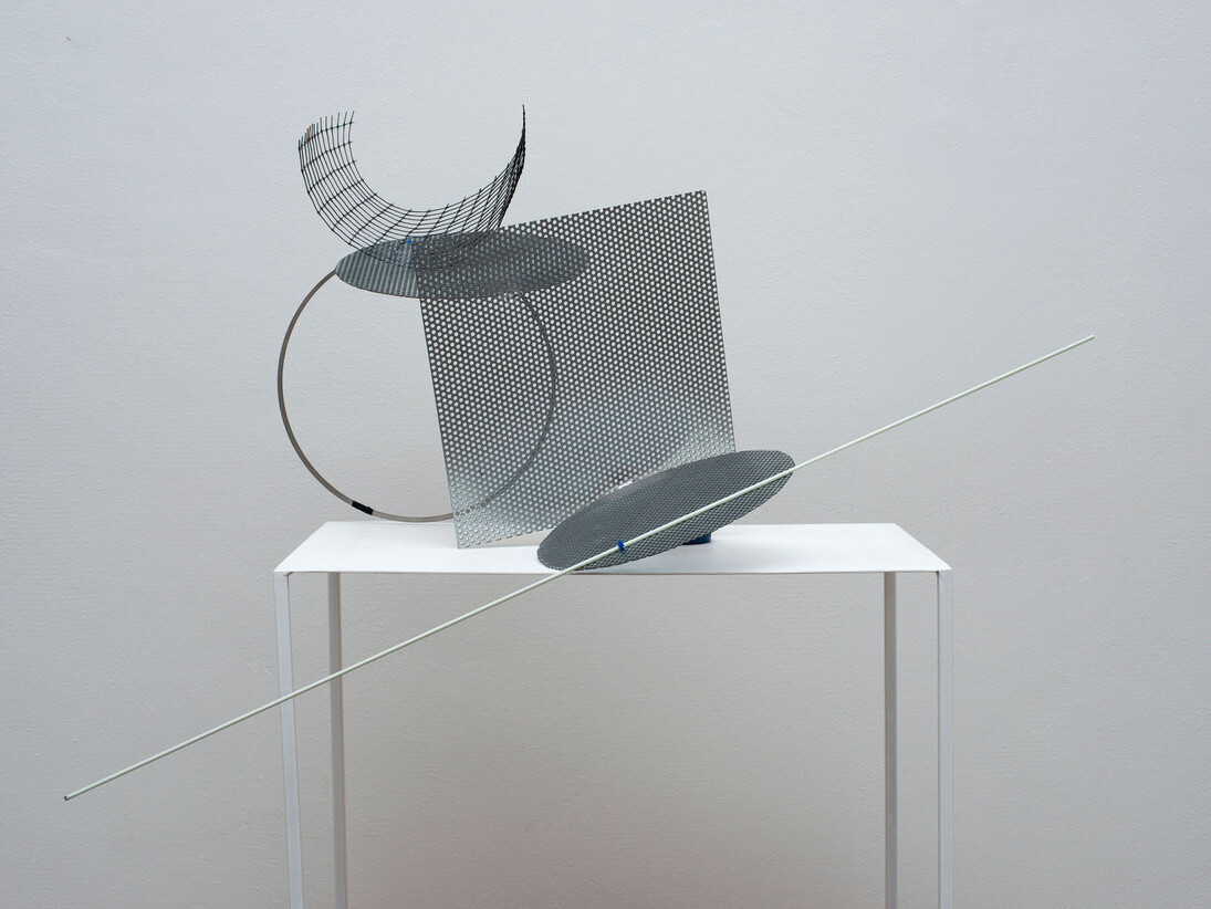 Alice Cattaneo, Untitled, 2015, Ferro, vernice, fascette per cablaggio, rete di plastica, tondino di vetroresina, scotch, 180 x 80 x 50 cm, Courtesy Galleria Marie-Laure Fleisch e l’artista
