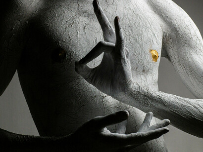 Tracce di vita sulla pelle. Quando il nostro 'Sei Amore' si svela, l'incontro diventa il quarto chakra, l'Anahata. Un collegamento tra materia e spirito, un flusso di vibrazioni divine