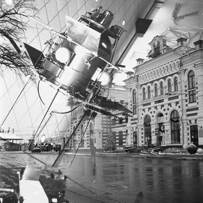 Foto da una serie di scatti realizzati con tecniche di esposizione multipla. Una fusione di due elementi culturali di Kaluga: la storia della città e il tema dello spazio. L'autrice ha voluto mostrare come Kaluga respiri letteralmente spazio e ispiri a conquistare nuove vette. Foto di Natalia Kotoreva