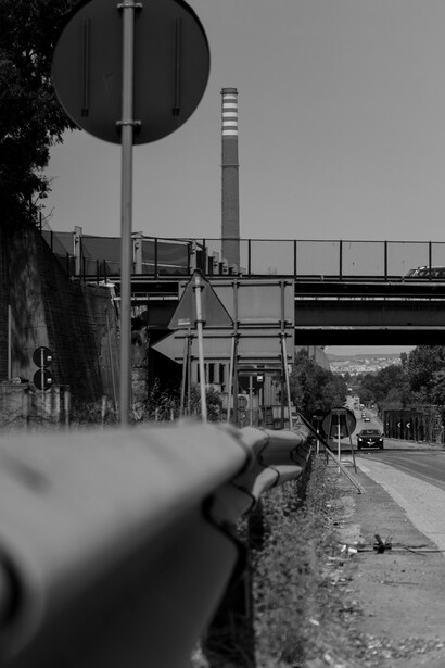 Taranto, Puglia, Italia. A due passi da migliaia di cittadini c’è uno dei pezzi più pregiati della produzione siderurgica italiana ed europea. Tanto importante quanto letale. Le torri dell’Ilva viste dal quartiere Tamburi di Taranto  ©Nicola Velotti