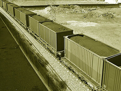 Pet coke, used to smelt silicon for solar wafers, ph. Nelson Silva 