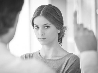 EMDR - Eye Movement Desensitization and Reprocessing. Psicoterapia adattogena che attraverso i movimenti oculari o altre forme di stimolazione bilaterale consente di trattare disturbi causati da traumi o esperienze emotivamente stressanti che così perdono la loro carica emotiva. Desensibilizzazione, ristrutturazione cognitiva e cambiamento di prospettiva attutiscono il quadro visivo e i pensieri intrusivi, affievoliscono le emozioni negative e le reazioni fisiche

