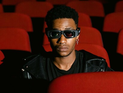 O cinema independente, em particular, tem oferecido exemplos contundentes dessa virada de perspectiva. Em A Febre (2019), Maya Da-Rin mistura realismo e mitologia indígena sem recorrer a fórmulas hollywoodianas, abrindo fissuras poéticas que valorizam o tempo dilatado do mundo natural e as crônicas ancestrais que resistem sob a pele da terra. A obra não fecha tramas, mas suspende-as em um limiar de possibilidades, forçando o espectador a inverter a posição de quem observa e transformar-se em coautor da narrativa. Da mesma forma, em Bacurau, a coletividade assume o papel de protagonista — histórias de resistência que não se apoiam em heróis solitários, mas na força da solidariedade de uma comunidade inteira que se ergue contra as forças da obliteração