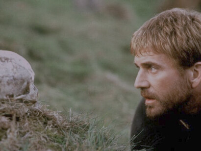 Amleto, film di Franco Zeffirelli, (1990), scena dal film. Per comprendere Shakespeare è necessario calarsi nei suoi personaggi, prendere in mano i loro drammi, farsi accompagnare nel labirinto della mente e uscire da noi stessi e dal nostro pensiero