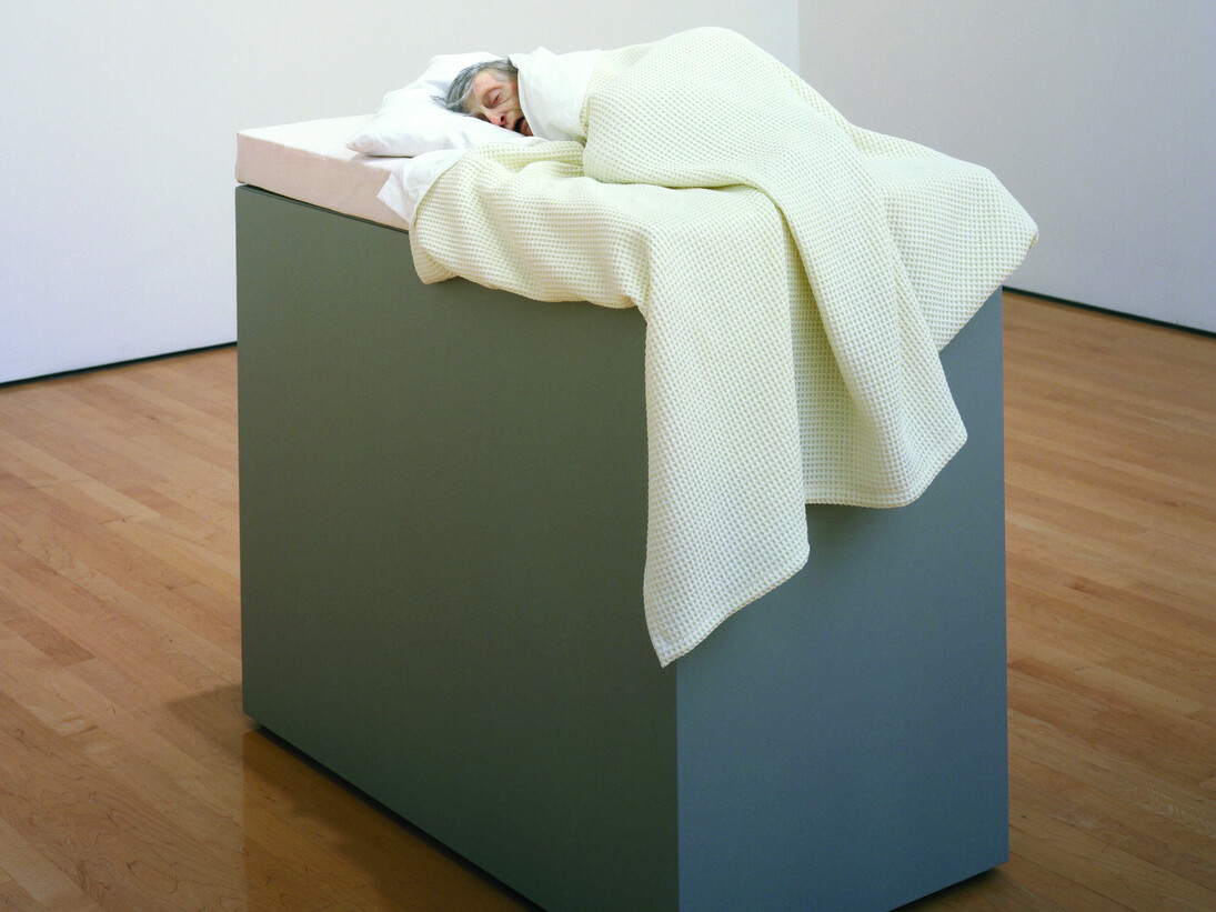 Ron Mueck, Untitled (Old Woman in Bed), 2000, silicone rubber, polyester resin, cotton, polyurethane foam, polyester and oil paint, 24 x 94.5 x 56 cm; pedestal: 100.3 x 94.5 x 56 cm, National Gallery of Canada, Ottawa
Photo © NGC