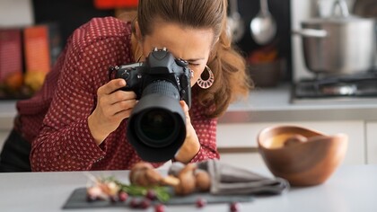 Una chica toma una foto para compartirla en sus redes sociales