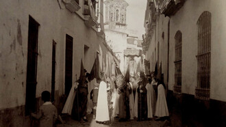 Procesión de Semana Santa en una localidad española en los años veinte del pasado siglo