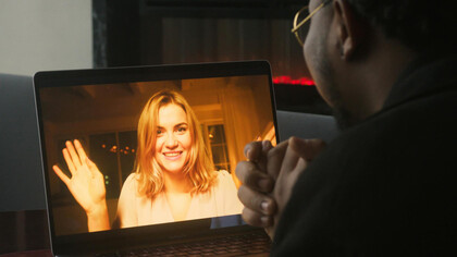 Manter um relacionamento a distância exige paciência comunicação e confiança mas também oferece a oportunidade de aprofundar a conexão emocional entre duas pessoas que se escolhem todos os dias apesar da distância física