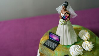 Em diversos estudos, Sigmund Freud mostrou que nós, seres humanos, precisamos de aprovação externa constante para regular nossa autoestima e essa comparação entre o que somos e o que queremos ser, ele nomeou de ‘Ideal do Eu’. Para aliviar a distância entre um e outro, buscamos reconhecimento em quem está fora de nós... ou seja, investimos nossa energia nas pessoas que nos alimentam ou em quem é um reflexo de nós mesmos. No fim das contas, a dependência emocional é uma forma de manter nosso amor próprio vivo, mas sempre refém de alguma coisa ou alguém