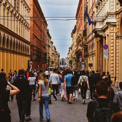 Tra strade affollate, monumenti e itinerari prestabiliti, resta aperta una domanda: stiamo davvero viaggiando o stiamo semplicemente attraversando luoghi già scelti per noi?