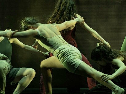 Atores de teatro. Os rituais centravam-se no tema morte-renascimento e, com agentes alucinógenos no vinho, induziam transes que eliminavam inibições